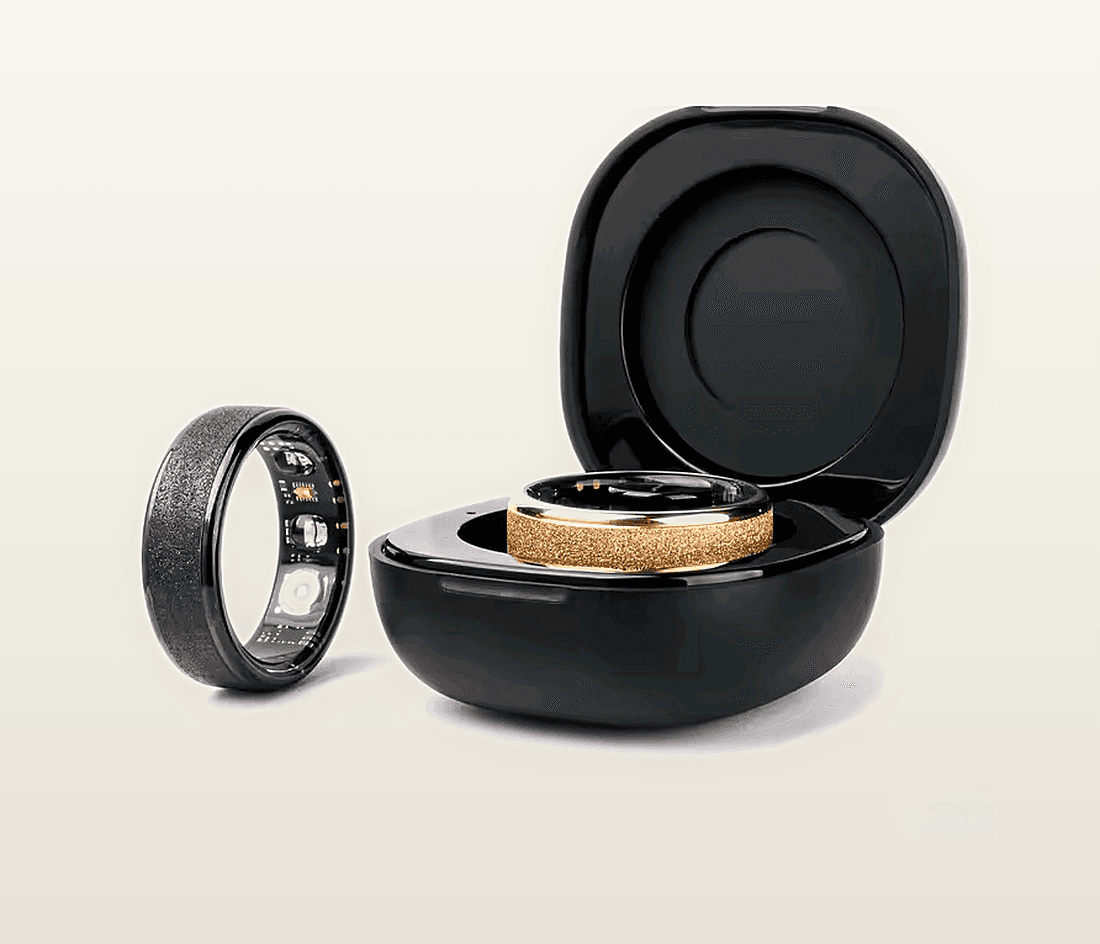 COLMi R10 Smart Ring with charging case open